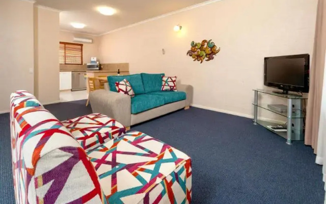 Blazing Stump Motel & Suites