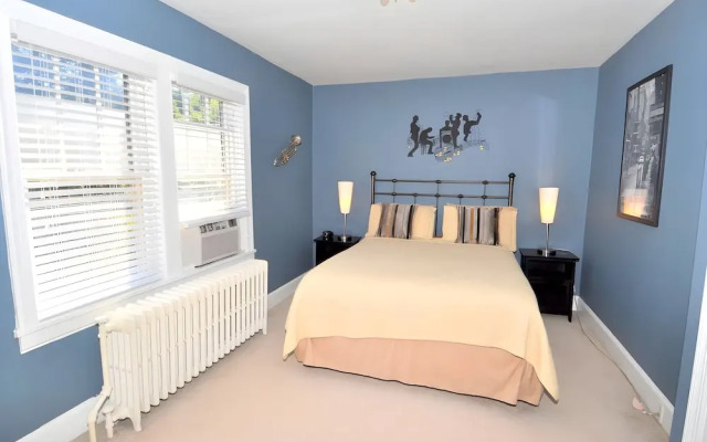 Aunt Beas Bungalow - Right in Town!