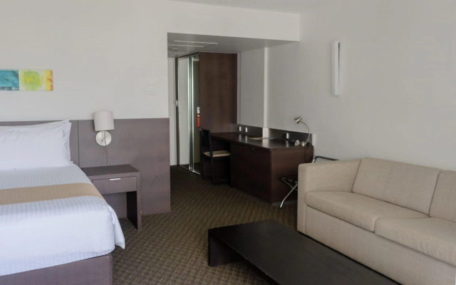 Cairns Harbourside Hotel