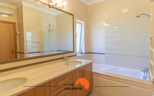 #102 Clube Albufeira villa with private pool & garden