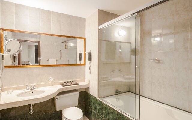 Richmond Suites Hotel