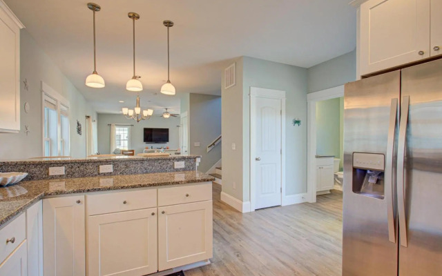 BB31 - Beach Please Community pool