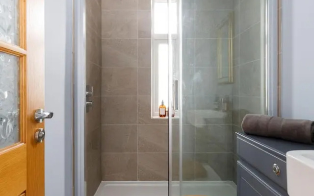 Chic 2-bed Seafront Haven Near Felpham Beach