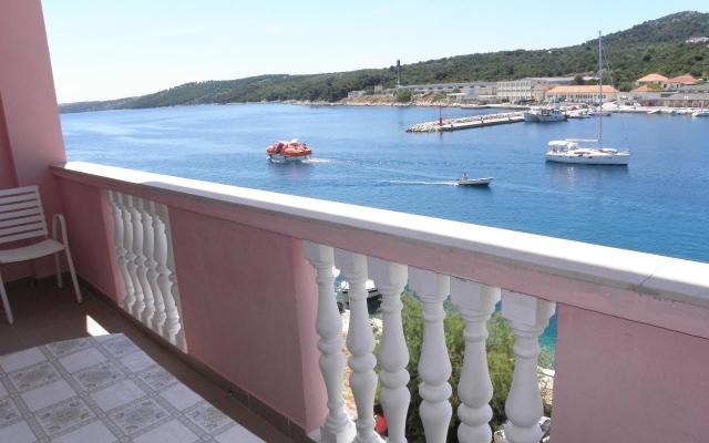 Apartment Svetka - 10m from the sea: A6 Sali, Island Dugi otok