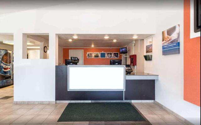 Travelodge by Wyndham Lansing