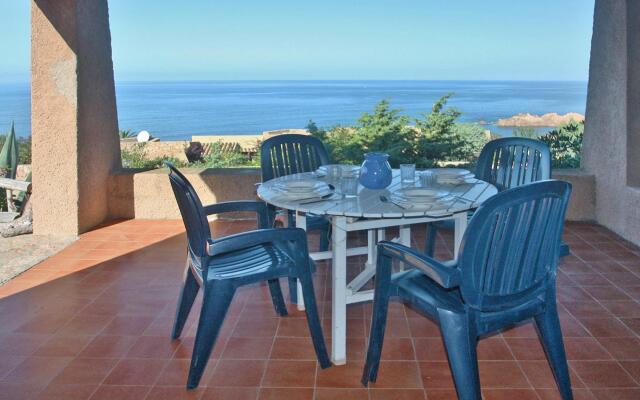 Apartment in Costa Paradiso with garden furniture