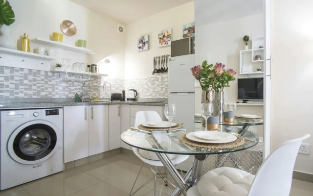 Double Bedroom Studio With Balcony in Cape Town City Centre