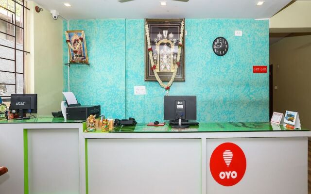 OYO 15725 Golden Residency
