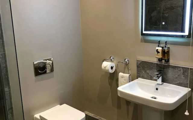The Raven Hotel - Inn