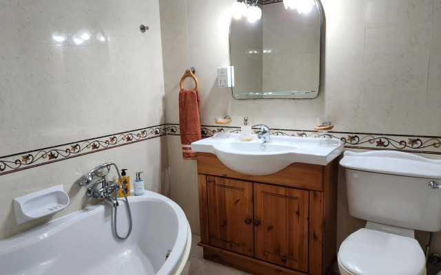 Seafront Apartment - Wifi - Sleeps 5 - Fl2