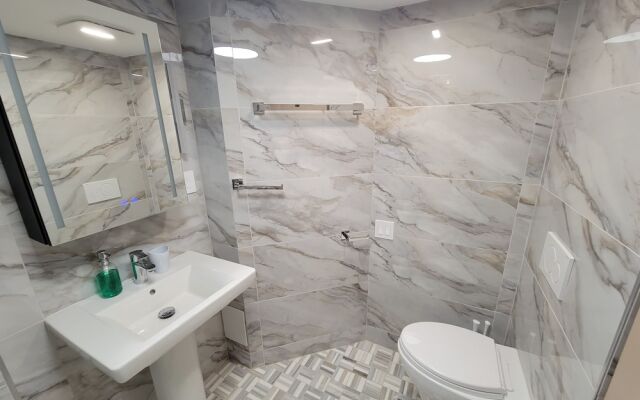 Alexander 807 5 Bedroom Apts by RedAwning