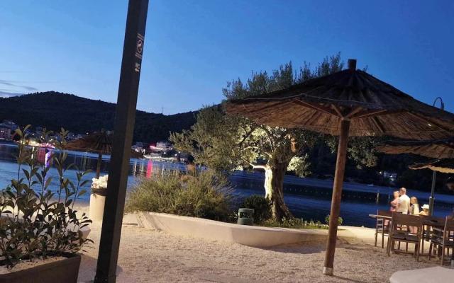 Cute apartment in stone house near sea