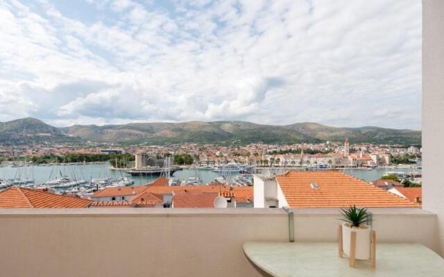 The best OLD TOWN view apartment, 5 min walk, parking (2+2)