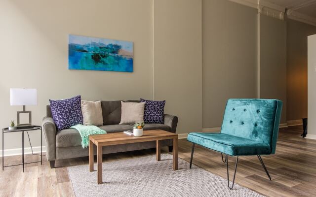 Downtown 1 & 2 BR Apt with Kitchen by Frontdesk