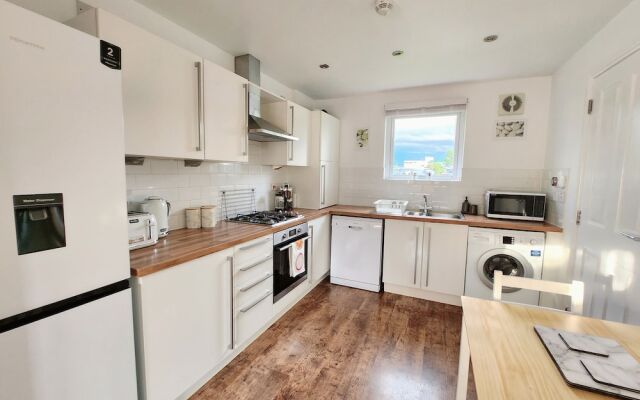 Modern 5 Bed Townhouse with Free Parking