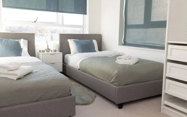 Stylish 2BR Apartment, Town Centre, Free Parking