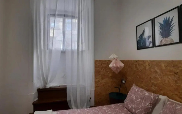 Sunny Terrace Apt, Close to Downtown! 2 Bedroom Flat