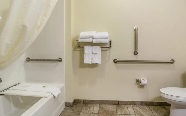 Cobblestone Hotel & Suites - Newport