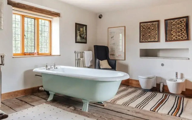 Lavish Tudor Estate Gardens - Sleeps 25