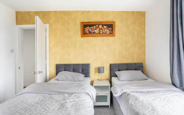 Captivating 2-bed House in Hamilton With Jacuzzi