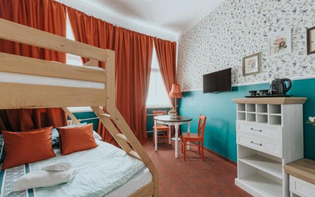 Hostel Night o'clock