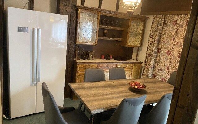 Lovely 5-bed House in Maidstone