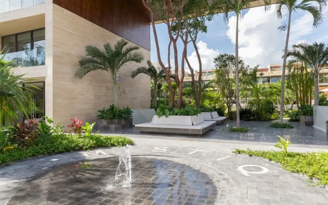 Luxurious Studio Best Ameneties GYM Stunning Pools Shuttle Service Wifi