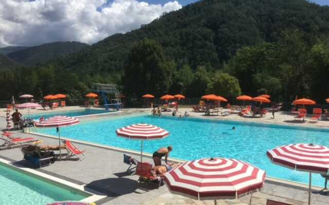 4-bed, Sleeps 8, Pets, Free Parking