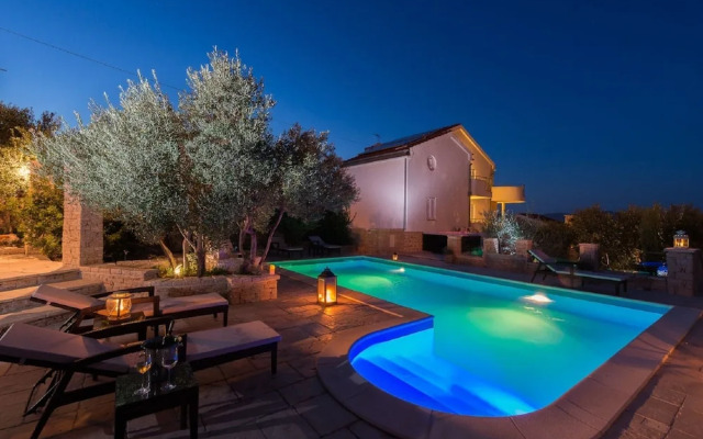 Villa in Murter With Pool