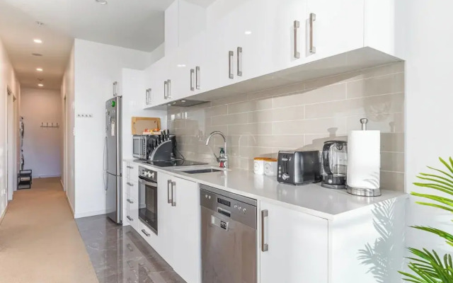 2Br Cbd Gem With City Views