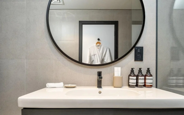 Luxurious 2BR w/ Waterfront and Burj Khalifa View