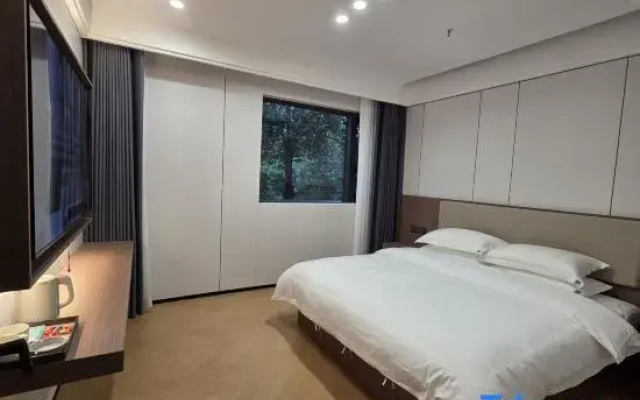 Kaibin Xiangju Hotel (Chengdu East Station Huaishudian Subway Station)