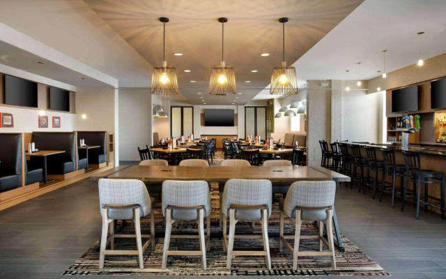 DoubleTree by Hilton Chicago Midway Airport