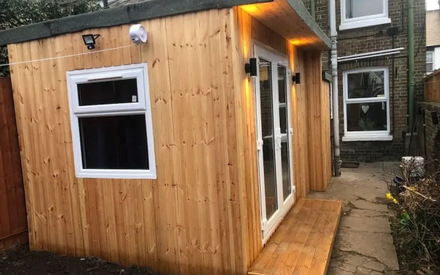 Housesleeps2- 2br-gardenview-parking-nearbeach