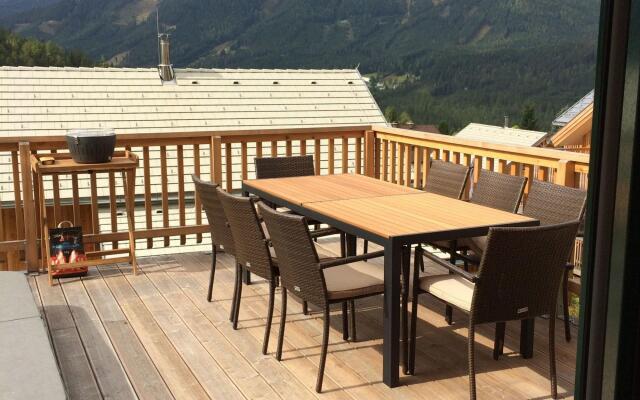 Lavish Wooded Chalet with Sauna & bubble bath in Hohentauern