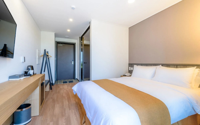 Thira Hotel