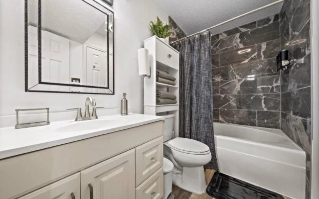 Upscale 1br Condo in Med Center