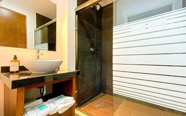 Luxury Condo 10 min walk from the Beach