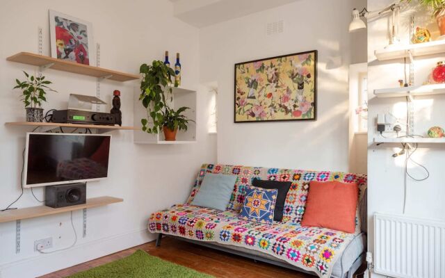 Lovely Home for 2 Near Station