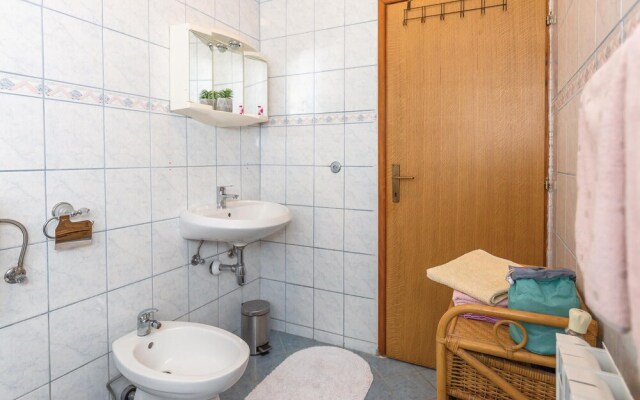 Amazing Home in Makarska With Wifi and 2 Bedrooms