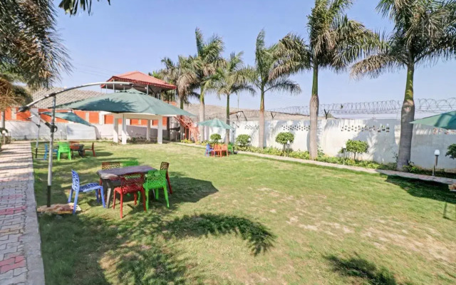 OYO 87366 Hotel Safari Inn
