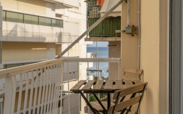 Cozy 2bd apt. 1 min from sea