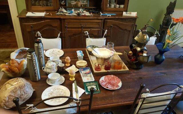 Château Lambert Hotel-Resto-Parking-Shuttle, a 1 ha green Oasis at 8 min from CRL Airport without any noise