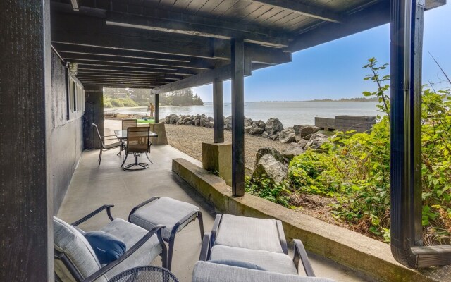 Waterfront Coos Bay Retreat w/ Boat Ramp, Kayaks!