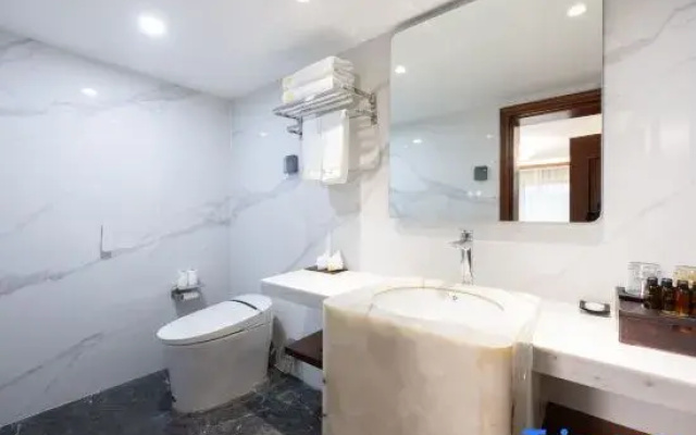 Jinding Haitian Business Hotel