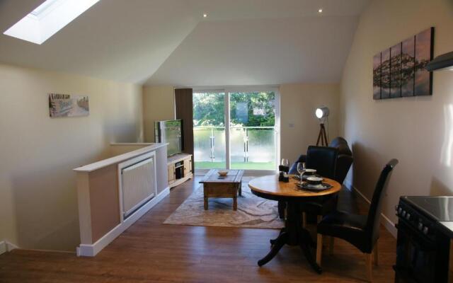 Modern Self-Contained Annex 10 min walk to beach