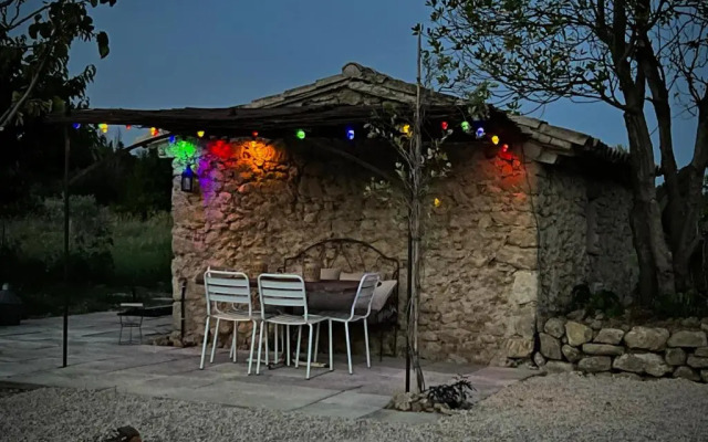 Camillette 2. Cabanon charmant face au Luberon.