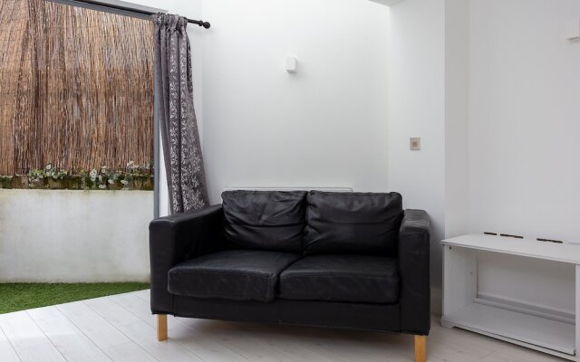 2 Bedroom House in Primrose Hill