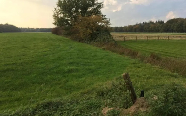 Tranquil Lakeside Stay for 4 Guests