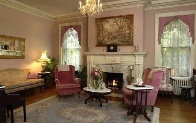 Federal Crest Inn B & B